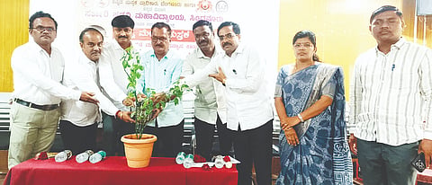 ಸಿಂಧನೂರಿನ ಸರ್ಕಾರಿ ಪದವಿ ಮಹಾವಿದ್ಯಾಲಯದಲ್ಲಿ ನನ್ನ ಮೆಚ್ಚಿನ ಪುಸ್ತಕ ಅಭಿಪ್ರಾಯ ಮಂಡನೆ ಮತ್ತು ಉಪನ್ಯಾಸ ಕಾರ್ಯಕ್ರಮವನ್ನು ಹೂವಿನಹಡಗಲಿ ಸರ್ಕಾರಿ ಪ್ರಥಮ ದರ್ಜೆ ಕಾಲೇಜಿನ ಪ್ರಾಧ್ಯಾಪಕ ಡಾ.ಸತೀಶ್ ಪಾಟೀಲ್ ಉದ್ಘಾಟಿಸಿದರು.