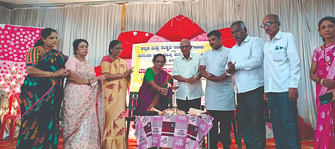 ಸಂಕೇಶ್ವರದಲ್ಲಿ ಹಮ್ಮಿಕೊಂಡಿದ್ದ ಚಾಲುಕ್ಯ ಸಾಂಸ್ಕೃತಿಕ ಸಂಭ್ರಮ ಕಾರ್ಯಕ್ರಮವನ್ನು ಡಾ.ಭಾರತಿ ಮಠದ ಉದ್ಘಾಟಿಸಿದರು. ಎಲ್.ವಿ.ಪಾಟೀಲ, ಪ್ರೊ.ದೇಮಣ್ಣ ಸೊಗಲದ, ಹಮೀದಾ ಬೇಗಂ ದೇಸಾಯಿ ಇತರರಿದ್ದರು.