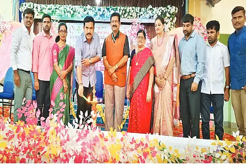 ಶಿರಾಳಕೊಪ್ಪದ ಸರ್ಕಾರಿ ಪ್ರಥಮದರ್ಜೆ ಕಾಲೇಜಿನ ಸಾಂಸ್ಕೃತಿಕ ಕಾರ್ಯಕ್ರಮವನ್ನು ಶಾಸಕ ಬಿ.ವೈ.ವಿಜಯೇಂದ್ರ ಉದ್ಘಾಟಿಸಿದರು. ಪ್ರೊ. ರಾಜೇಶ್ವರಿ, ಪ್ರಭಾಕರ ಮಂಟೋರಿ, ಎಚ್.ಮಂಜುನಾಥ ಇತರರಿದ್ದರು.