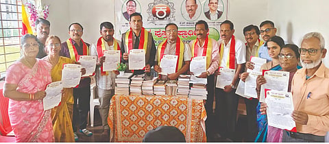 ಶಿರಾಳಕೊಪ್ಪದಲ್ಲಿ ಏರ್ಪಡಿಸಿದ್ದ ಮನೆಗೊಂದು ಗ್ರಂಥಾಲಯ ಅನುಷ್ಠಾನ ಕಾರ್ಯಕ್ರಮದ ಕರಪತ್ರವನ್ನು ಕನ್ನಡ ಪುಸ್ತಕ ಪ್ರಾಧಿಕಾರದ ಅಧ್ಯ ಡಾ. ಮಾನಸ ಬಿಡುಗಡೆ ಮಾಡಿದರು. ಡಿ.ಮಂಜುನಾಥ್​, ಕೆ.ಎಸ್​.ಹುಚ್ರಾಯಪ್ಪ, ಮಂಜಣ್ಣ ಮತ್ತಿತರರಿದ್ದರು.