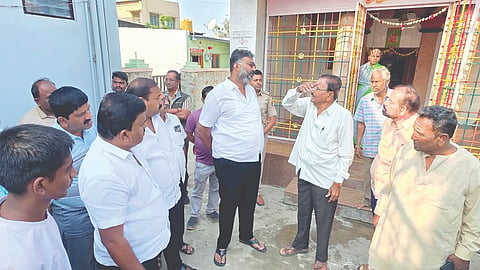 ಸವದತ್ತಿ ಗ್ರಾಮದೇವಿ ಜಾತ್ರೋತ್ಸವ ನಿಮಿತ್ತ ಶಾಸಕ ವಿಶ್ವಾಸ ವೈದ್ಯ ಗ್ರಾಮದೇವಿ ಗುಡಿ ಹಾಗೂ ಸುತ್ತಮುತ್ತಲಿನ ಪ್ರದೇಶಗಳ ಸ್ಥಳ ಪರಿಶೀಲನೆ ನಡೆಸಿದರು. ಸಂಗನಬಸಯ್ಯ ಗದಗಿಮಠ, ಧರ್ಮಾಕರ ಧರ್ಮಟ್ಟಿ  ಇತರರಿದ್ದರು.
