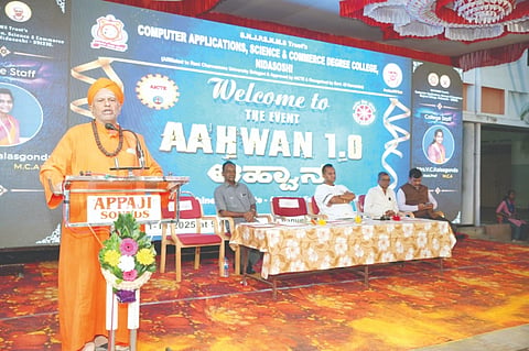 ನಿಡಸೋಸಿ ಎಸ್‌ಎನ್‌ಜೆಪಿಎನ್‌ಎಂಎಸ್ ಟ್ರಸ್ಟ್‌ನ ಬಿಸಿಎ, ವಾಣಿಜ್ಯ, ವಿಜ್ಞಾನ ಮಹಾವಿದ್ಯಾಲಯದಲ್ಲಿ ಹಮ್ಮಿಕೊಂಡಿದ್ದ ರಾಷ್ಟಮಟ್ಟದ ಪ್ರತಿಭಾ ಶೋಧ ಆಹ್ವಾನ 1.0 ಸಮಾರೋಪ ಸಮಾರಂಭದಲ್ಲಿ ಪಂಚಮ ಡಾ.ಶಿವಲಿಂಗೇಶ್ವರ ಸ್ವಾಮೀಜಿ ಮಾತನಾಡಿದರು. ಪೃಥ್ವಿ ಕತ್ತಿ, ಎಸ್.ಬಿ.ಬೆಲ್ಲದ ಇತರರು ಪಾಲ್ಗೊಂಡಿದ್ದರು.