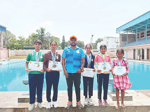 ಮಂಡ್ಯದಲ್ಲಿ ನಡೆದ ಈಜು ಸ್ಪರ್ಧೆಯಲ್ಲಿ ಪದಕ ಗಳಿಸಿದ ಮದ್ದೂರು ತಾಲೂಕು ಕೌಡ್ಲೆ ಗ್ರಾಮದ ಅಕ್ಷರ ಇಂಟರ್ ನ್ಯಾಷನಲ್ ಪಬ್ಲಿಕ್ ಸ್ಕೂಲ್‌ನ ವಿದ್ಯಾರ್ಥಿಗಳು.