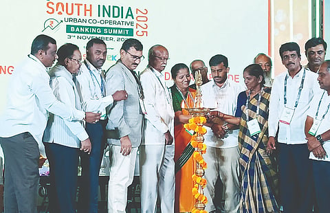 ಕರ್ನಾಟಕ ರಾಜ್ಯ ಸಹಕಾರ ಪಟ್ಟಣ ಬ್ಯಾಂಕುಗಳ ಮಹಾಮಂಡಲ, ಕ್ರೆಸ್ಟ್ ಇನ್ಫೋ ಮೀಡಿಯಾದಿಂದ ನಗರದಲ್ಲಿ ಆಯೋಜಿಸಿದ್ದ ವಿಚಾರ ಸಂಕಿರಣವನ್ನು ಜಿ.ಡಿ.ಹರೀಶ್‌ಗೌಡ ಉದ್ಘಾಟಿಸಿದರು. ಎಂ ಬಿ.ಮಂಜೇಗೌಡ,  ಎಸ್.ಬಿ.ಎಂ. ಮಂಜು, ಮಂಜುಳಾ ಮಾನಸ, ಎಚ್.ವಾಸು, ಬಸಪ್ಪ, ಬಿ.ಕೋದಂಡರಾಮು ಇತರರಿದ್ದರು.