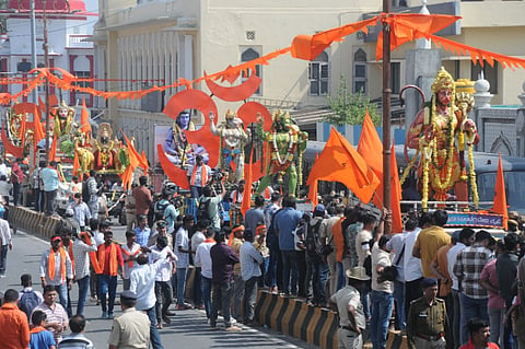ಹನುಮ ಹಬ್ಬದ ಪ್ರಯುಕ್ತ ಆಯೋಜಿಸಿದ್ದ ಹನುಮೋತ್ಸವದಲ್ಲಿ ವಿರಾಜವಾನರಾಗಿ ಗಮನ ಸೆಳೆದ ಹನುಮ ಮೂರ್ತಿಗಳು.