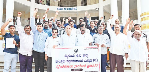 ವಿವಿಧ ಬೇಡಿಕೆ ಈಡೇರಿಸುವಂತೆ ಒತ್ತಾಯಿಸಿ ಮೈಸೂರು ನಗರ ಮತ್ತು ತಾಲೂಕು ಪತ್ರ ಬರಹಗಾರರ ಒಕ್ಕೂಟದಿಂದ ನಗದಲ್ಲಿ ಶುಕ್ರವಾರ ಪ್ರತಿಭಟನೆ ನಡೆಯಿತು. ನಿಸಾರ್ ಅಹಮದ್‌ಖಾನ್, ಎಂ.ಎಸ್.ಧನಂಜಯ್, ಕೆ.ಆರ್.ಉದಯ್ ಕುಮಾರ್, ಎಂ.ಎಸ್.ನರಸಿಂಹಮೂರ್ತಿ, ಎಂ.ಗಣೇಶ್, ಕೆ.ಆರ್.ಸತ್ಯನಾರಾಯಣ್, ಎಂ.ಎನ್.ದೇವರಾಜು, ನಾಗಭೂಷಣ ಆರಾಧ್ಯ ಇತರರು ಇದ್ದರು.