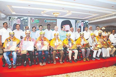 ಪತ್ರಕರ್ತ ಅಂಶಿ ಪ್ರಸನ್ನಕುಮಾರ್, ಕರ್ನಾಟಕ ವಸ್ತುಪ್ರದರ್ಶನ ಪ್ರಾಧಿಕಾರದ ಅಧ್ಯಕ್ಷ ಅಯೂಬ್ ಖಾನ್, ಕಾಂಗ್ರೆಸ್ ಮುಖಂಡ ಎಚ್.ವಿ.ರಾಜೀವ, ರಾಜ್ಯ ಒಕ್ಕಲಿಗರ ಸಂಘದ ಖಜಾಂಚಿ ಕೆ.ವಿ.ಶ್ರೀಧರ, ಬಿ.ಆರ್.ಶಿವಕುಮಾರ್, ಉದ್ಯಮಿ ಕಡಕೊಳ ಕುಮಾರ್, ಕೃ.ಪ.ಗಣೇಶ್ ಅವರನ್ನು ಸನ್ಮಾನಿಸಲಾಯಿತು. ಕೆ.ಆರ್.ರಮೇಶ್ ಕುಮಾರ್, ಪ್ರೊ.ಎನ್.ಎಂ.ತಳವಾರ, ನಾಗತಿಹಳ್ಳಿ ಚಂದ್ರಶೇಖರ್, ಕೆ.ಸಿ.ಶಿವಪ್ಪ, ಕೆ.ವಿ.ಮಲ್ಲೇಶ ಇದ್ದರು.