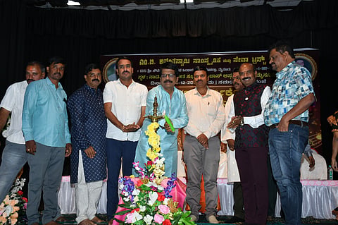 ನಾದಬ್ರಹ್ಮ ಸಂಗೀತಸಭಾದಲ್ಲಿ ಮಂಗಳವಾರ ಆಯೋಜಿಸಿದ್ದ ಎಂ.ಬಿ.ಅನಂತಸ್ವಾಮಿ ಸಾಂಸ್ಕೃತಿಕ ಮತ್ತು ಸೇವಾ ಟ್ರಸ್ಟ್‌ನ ನಾಲ್ಕನೇ ವಾರ್ಷಿಕೋತ್ಸವವನ್ನು ಜಯಪ್ಪ ಹೊನ್ನಾಳಿ ಉದ್ಘಾಟಿಸಿದರು. ವಿಕ್ರಂ ಅಯ್ಯಂಗಾರ್, ಅಂಶಿ ಪ್ರಸನ್ನಕುಮಾರ್, ಗೋಲ್ಡನ್ ಸುರೇಶ್, ಯಶಸ್ವಿನಿ ಲೋಕೇಶ್, ಕಾಂತರಾಜು, ದಾಸಪ್ಪ ಇತರರಿದ್ದರು.