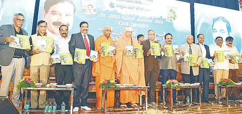  ವಿಜ್ಞಾನ ಭವನದಲ್ಲಿ ಗುರುವಾರ ಸಂಜೆ ಆಯೋಜಿಸಿದ್ದ ವಸಂತೋತ್ಸವ ಅಭಿನಂದನಾ ಕಾರ್ಯಕ್ರಮದಲ್ಲಿ ಡಾ.ವಸಂತಕುಮಾರ್ ತಿಮಕಾಪುರ ಅವರ ಕೃತಿಗಳನ್ನು  ಕೃಷಿ ಸಚಿವ ಎನ್.ಚಲುವರಾಯಸ್ವಾಮಿ ಬಿಡುಗಡೆಗೊಳಿಸಿದರು.