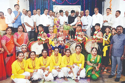 ನಗರದಲ್ಲಿ  ಆಯೋಜಿಸಿದ್ದ ಜಿಲ್ಲಾ ಮಟ್ಟದ ಪ್ರತಿಭಾ ಕಾರಂಜಿ ‘ಕಲೋತ್ಸವ’ವನ್ನು ಸಚಿವ ಡಾ.ಎಚ್.ಸಿ.ಮಹದೇವಪ್ಪ ಉದ್ಘಾಟಿಸಿದರು. ಕೆ. ಹರೀಶ್‌ಗೌಡ, ಡಿ. ಉದಯಕುಮಾರ್, ಸಿ.ಆರ್.ನಾಗರಾಜಯ್ಯ, ಎಂ.ಆರ್. ಅನಂತರಾಜು, ಕೆ.ಬಿ. ಸೋಮೇಗೌಡ ಮಾತನಾಡಿದರು.