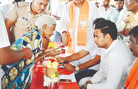ಚಾಮುಂಡೇಶ್ವರಿ ಕ್ಷೇತ್ರದ ಹಲವು ಗ್ರಾಮಗಳಲ್ಲಿ ಸಂಸದ ಯದುವೀರ ಕೃಷ್ಣದತ್ತ ಚಾಮರಾಜ ಒಡೆಯರ್  ಸಾರ್ವಜನಿಕರಿಂದ ಅಹವಾಲು ಸ್ವೀಕರಿಸಿದರು.