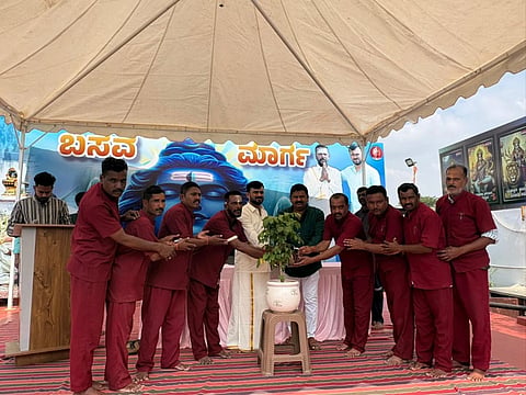 ನಗರದ ಹೆಬ್ಬಾಳದಲ್ಲಿ ಇರುವ ಬಸವಮಾರ್ಗ ವ್ಯಸನಮುಕ್ತ ಮತ್ತು ಪುನರ್ವಸತಿ ಕೇಂದ್ರದಲ್ಲಿ ಆಯೋಜಿಸಿದ್ದ ಕಾರ್ಯಕ್ರಮವನ್ನು ಎಚ್.ಪಿ.ಮಂಜುನಾಥ್ ಉದ್ಘಾಟಿಸಿದರು. ಎಸ್.ಬಸವರಾಜು, ಸೋಮಶೇಖರ್ ಇತರರಿದ್ದರು.