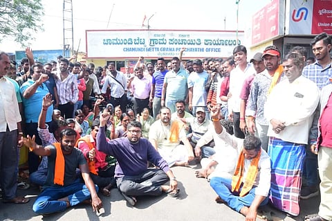 ಚಾಮುಂಡಿಬೆಟ್ಟದಲ್ಲಿ ನಡೆಯುತ್ತಿರುವ ಪ್ರಸಾದ್ ಯೋಜನೆಯ ಕಾಮಗಾರಿ ವಿರೋಧಿಸಿ ಹಿಂದೂಪರ ಸಂಘಟನೆ ಹಾಗೂ ಚಾಮುಂಡಿಬೆಟ್ಟದ ಗ್ರಾಮಸ್ಥರು ಸೋಮವಾರ ಪ್ರತಿಭಟನೆ ನಡೆಸಿದರು.