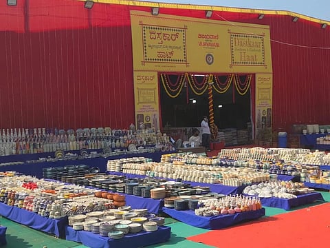 ‘ವಿಜಯವಾಣಿ’ ಮಾಧ್ಯಮ ಸಹಯೋಗದಲ್ಲಿ ನಗರದ ಸ್ಕೌಟ್ಸ್ ಮತ್ತು ಗೈಡ್ಸ್ ಮೈದಾನದಲ್ಲಿ ಆಯೋಜಿಸಿರುವ ಭಾರತೀಯ ದಸ್ತಕಾರ್ ಕೈಮಗ್ಗ ಮತ್ತು ಕರಕುಶಲ ಪ್ರದರ್ಶನ.
