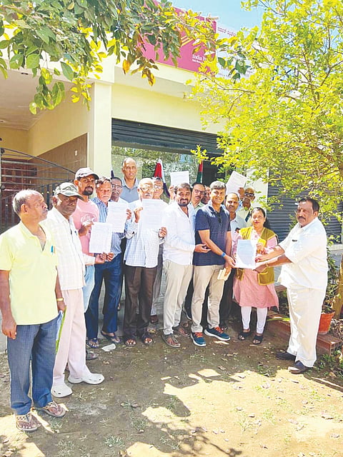 ಮೈಸೂರು ಪೂರ್ವಭಾಗದ ಗ್ರಾಮ, ಬಡಾವಣೆಗಳನ್ನು ಬೃಹತ್ ಮೈಸೂರು ವ್ಯಾಪ್ತಿಗೆ ಸೇರ್ಪಡೆಗೊಳಿಸುವಂತೆ ಒತ್ತಾಯಿಸಿ ಮನವಿ ಸಲ್ಲಿಸಲಾಯಿತು. ಶರತ್ ಪುಟ್ಟಬುದ್ಧಿ, ಶಿವಕುಮಾರ್, ಕಿಶೋರ್‌ಬಿದ್ದಪ್ಪ, ಪ್ರವೀಣ್, ಸಿದ್ದಾರ್ಥ, ಲೋಹಿತ್, ಪುಟ್ಟಸ್ವಾಮಿ, ನರಸಯ್ಯ, ಸುಬ್ಬಣ್ಣ ಇತರರು ಇದ್ದರು.