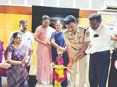 ಮಹಾರಾಣಿ ಮಹಿಳಾ ಕಲಾ ಕಾಲೇಜಿನಲ್ಲಿ  ಆಯೋಜಿಸಿದ್ದ ಸ್ಪ ರ್ಧಾತ್ಮಕ ಪರೀಕ್ಷ ತರಬೇತಿ ಕಾರ್ಯಕ್ರಮ ಕೆ.ಎಸ್.ಸುಂದರ್ ರಾಜ್, ಡಾ.ಬಿ.ಎಸ್. ಪ್ರತಿಮಾ, ಪ್ರೊ.ಎಂ.ಎಸ್.ಅನಿತಾ, ಡಾ.ಎ.ಆನಂದ್, ಡಾ.ಕೃಷ್ಣರಾಜೇಂದ್ರ ಭರತ್, ಕೆ.ಸೌರಭಾ, ಡಾ.ಬಿ.ಸವಿತಾ ಇತರರು ಇದ್ದರು.