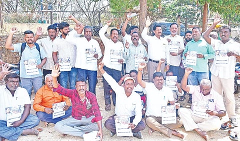 ಯಥಾವತ್ತಾಗಿ ಒಳಮೀಸಲಾತಿ ವರದಿ ಜಾರಿ ಮಾಡುವಂತೆ ಒತ್ತಾಯಿಸಿ ಮಾದಿಗ ವಿವಿಧ ಸಂಘಟನೆಗಳ ಒಕ್ಕೂಟದಿಂದ ಜಿಲ್ಲಾಧಿಕಾರಿ ಕಚೇರಿ ಬಳಿ ಪ್ರತಿಭಟನೆ ನಡೆಸಲಾಯಿತು. ರಾಜಣ್ಣ, ಸ್ವಾಮಿ, ವೆಂಕಟರಾಮು, ಮಹದೇವ, ಹನುಮಂತಯ್ಯ ಇತರರು ಇದ್ದರು.