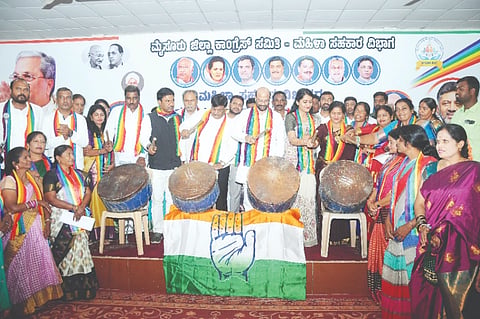 ನಗರದ ಕಾಂಗ್ರೆಸ್ ಕಚೇರಿಯಲ್ಲಿ ಸೋಮವಾರ ಆಯೋಜಿಸಿದ್ದ ‘ರಾಷ್ಟ್ರೀಯ ಕಾಂಗ್ರೆಸ್ ಮತ್ತು ಮಹಿಳಾ ನಾಯಕತ್ವ’ ಕುರಿತು ಕಾರ್ಯಾಗಾರವನ್ನು ಸಚಿವ ಡಾ.ಎಚ್.ಸಿ.ಮಹದೇವಪ್ಪ ಉದ್ಘಾಟಿಸಿದರು. ಭವ್ಯಾ ನರಸಿಂಹಮೂರ್ತಿ, ಡಾ.ಬಿ.ಜೆ.ವಿಜಯ್ ಕುಮಾರ್, ಧನರಾಜ್ ತಾಳಂಪಳ್ಳಿ, ಎನ್.ಸಿದ್ದಯ್ಯ, ತಾರಾ ಕುಮಾರ್ ಗೌಡ ಇನ್ನಿತರರಿದ್ದರು.