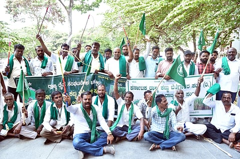  ತಿ.ನರಸೀಪುರ ಕೆಎಸ್‌ಐಸಿ ಕಾರ್ಖಾನೆ ಉಳಿವಿಗಾಗಿ ರೈತರು ಬಾರಕೋಲ ಚಳವಳಿಯನ್ನು ಗುರುವಾರ ನಡೆಸಿದರು. ಹಳ್ಳಿಕೆರೆಹುಂಡಿ ಭಾಗ್ಯರಾಜ್, ಕೆರೆಹುಂಡಿ ರಾಜಣ್ಣ, ಎಚ್.ಹನುಮಯ್ಯ, ಹಾಲಿನ ನಾಗರಾಜ್ ಇನ್ನಿತರರಿದ್ದರು