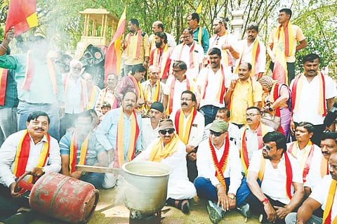 ಕನ್ನಡ ಚಳವಳಿ ಸಮಿತಿ ವಾಟಾಳ್ ನಾಗರಾಜ್ ನೇತೃತ್ವದಲ್ಲಿ ಜಯಚಾಮರಾಜೇಂದ್ರ ವೃತ್ತದಲ್ಲಿ ಪ್ರತಿಭಟನೆ ನಡೆಯಿತು. ಮೂಗೂರು ನಂಜುಂಡಸ್ವಾಮಿ, ಶಿವಶಂಕರ್, ತೇಜೇಸ್ ಲೋಕೇಶ್‌ಗೌಡ ಇದ್ದರು.