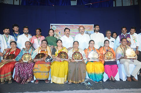 ಕರ್ನಾಟಕ ರಾಜ್ಯ ಮಾನವ ಹಕ್ಕುಗಳ ರಕ್ಷಣಾ ಸಮಿತಿಯಿಂದ ನಗರದಲ್ಲಿ ಆಯೋಜಿಸಿದ್ದ ಮಹಿಳಾ ದಿನಾಚರಣೆಯಲ್ಲಿ ಹುತಾತ್ಮ ಯೋಧರ ತಾಯಂದಿರು ಮತ್ತು ಮಡದಿಯರನ್ನು ಗೌರವಿಸಲಾಯಿತು. ಡಾ.ಯತೀಂದ್ರ ಸಿದ್ದರಾಮಯ್ಯ, ನಾಗಲಕ್ಷ್ಮೀ ಚೌಧರಿ, ಎಂ.ಕೆ.ಸೋಮಶೇಖರ್, ವಿ.ಪಿ.ಸುಶೀಲಾ ಇತರರಿದ್ದರು.