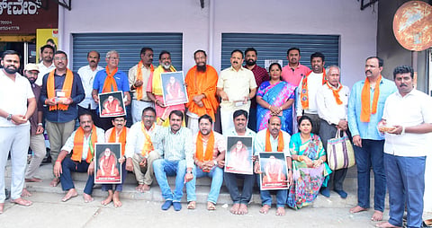 ನಗರದ ಚಾಮುಂಡಿಪುರಂ ವೃತ್ತದಲ್ಲಿ ಮೈಸೂರು ಜಿಲ್ಲಾ ಬ್ರಾಹ್ಮಣ ಯುವ ವೇದಿಕೆ ಹಾಗೂ ಶ್ರೀ ಭಾರತಿ ತೀರ್ಥಸ್ವಾಮೀಜಿ ಭಕ್ತವೃಂದದಿಂದ ಶ್ರೀ ಭಾರತಿತೀರ್ಥ ಸ್ವಾಮೀಜಿ ಅವರ 76ನೇ ವರ್ಧಂತಿ ಆಚರಿಸಲಾಯಿತು. ಎನ್.ಎಂ.ನವೀನ್‌ಕುಮಾರ್, ಶ್ರೀ ಇಳೈ ಆಳ್ವಾರ್ ಸ್ವಾಮಿ, ವಿಕ್ರಂ ಅಯ್ಯಂಗಾರ್, ಎಸ್.ಕೃಷ್ಣಮೂರ್ತಿ, ಎಂ.ಆರ್.ಬಾಲಕೃಷ್ಣ, ಅಪೂರ್ವ ಸುರೇಶ್, ಲಕ್ಷ್ಮೀದೇವಿ ಇದ್ದರು.