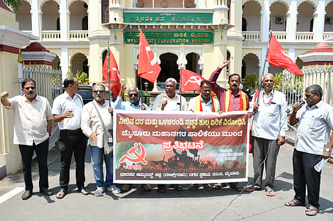 ಮೈಸೂರು ನಗರಪಾಲಿಕೆಯಿಂದ ನೀರಿನ ಶುಲ್ಕ ಮತ್ತು ಒಳಚರಂಡಿ ಶುಲ್ಕಗಳ ಏರಿಕೆ ನಿರ್ಧಾರ ಹಿಂಪಡೆಯಲು ಆಗ್ರಹಿಸಿ ಭಾರತೀಯ ಕಮ್ಯುನಿಸ್ಟ್ ಪಕ್ಷ -ಮಾರ್ಕ್ಸ್‌ವಾದಿ (ಸಿಪಿಐ-ಎಂ)ನಿಂದ ಪ್ರತಿಭಟನೆ ನಡೆಯಿತು. ಜಗದೀಶ್ ಸೂರ್ಯ, ಜಿ.ಜಯರಾಂ, ಕೆ.ಬಸವರಾಜ್, ಎನ್.ವಿಜಯ್ ಕುಮಾರ್,  ಎನ್.ಸುಬ್ರಹ್ಮಣ್ಯ ಇತರರು ಇದ್ದರು.