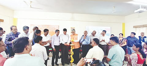ನಗದ ಸಿಪೆಟ್ ಕಾಲೇಜಿನಲ್ಲಿ ಶನಿವಾರ ಆಯೋಜಿಸಿದ್ದ ‘ಓಪನ್ ಹೌಸ್’ ಕಾರ್ಯಕ್ರಮವನ್ನು ಡಿಡಿಪಿಐ ಡಿ.ಉದಯ ಕುಮಾರ್ ಉದ್ಘಾಟಿಸಿದರು. ಶ್ರೀಕಾಂತ್ ಶಿರಾಲಿ ಸೇರಿದಂತೆ ಶಾಲಾ ಶಿಕ್ಷಣ ಇಲಾಖೆಯ ಅಧಿಕಾರಿಗಳು ಪಾಲ್ಗೊಂಡಿದ್ದರು