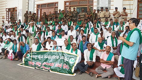  ಕಬ್ಬಿನ ಬಾಕಿ ಹಣವನ್ನು ಬಣ್ಣಾರಿ ಸಕ್ಕರೆ ಕಾರ್ಖಾನೆಯಿಂದ ಕೊಡಿಸಬೇಕು ಎಂದು ಒತ್ತಾಯಿಸಿ ಕಬ್ಬು ಬೆಳೆಗಾರರು ನಗರದಲ್ಲಿ ಪ್ರತಿಭಟನೆ ನಡೆಸಿದರು.