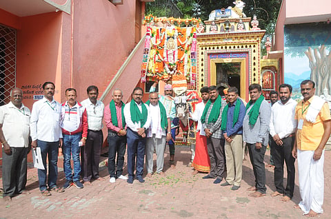  ಮೈಸೂರಿನ ಸುಣ್ಣದಕೇರಿಯ ಶ್ರೀಮಹದೇಶ್ವರಸ್ವಾಮಿ ದೇವಸ್ಥಾನದ ಮುಂಭಾಗ ‘ಬಸವ’ನಿಗೆ ಪೂಜೆ ಸಲ್ಲಿಸುವ ಗಣ್ಯರು ಚಾಲನೆ ನೀಡಿದರು. ಟಿ.ಎಸ್.ಶ್ರೀವತ್ಸ, ಕೆ.ಎನ್.ಚನ್ನೇಗೌಡ, ಅರುಣ್ ಕರಡಿ, ಸಿದ್ದು ಕಾಳೋಜಿ, ಎಂ.ಆರ್.ಸತ್ಯನಾರಾಯಣ, ಡಾ.ಯೋಗೇಂದ್ರ ಮಾದಪ್ಪ ಇತರರಿದ್ದರು.