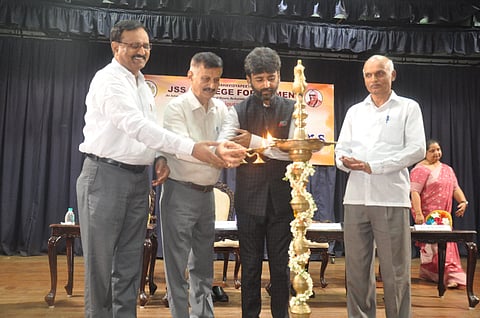 ಜೆಎಸ್‌ಎಸ್ ಮಹಿಳಾ ಕಾಲೇಜಿನಲ್ಲಿ ಬುಧವಾರ ಆಯೋಜಿಸಿದ್ದ ಕಾರ್ಯಕ್ರಮವನ್ನು ಗಣ್ಯರು ಉದ್ಘಾಟಿಸಿದರು. ಪ್ರೊ.ಕೆ.ಎಸ್.ಸುರೇಶ, ಡಾ.ಸಿ.ಎಸ್.ಆನಂದಕುಮಾರ್, ಡಾ. ರೇಚಣ್ಣ, ಎಂ.ಎಂ.ಸ್ವಾಮಿ ಇದ್ದರು.