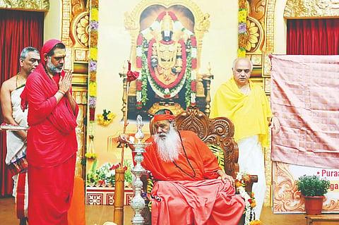 ಶ್ರೀ ಗಣಪತಿ ಸಚ್ಚಿದಾನಂದ ಸ್ವಾಮೀಜಿ ಹಾಗೂ ಶ್ರೀ ದತ್ತ ವಿಜಯಾನಂದ ತೀರ್ಥ ಸ್ವಾಮೀಜಿ ದೀಪ ಬೆಳಗಿಸುವ ಮೂಲಕ ಸಂಸ್ಕೃತದ ವಿವಿಧ ಕೋರ್ಸ್ ಕಾರ್ಯಕ್ರಮಕ್ಕೆ ಚಾಲನೆ ನೀಡಿದರು. ಸ್ವಾಮೀಜಿಗಳ ಆಪ್ತರಾದ ಪ್ರಸಾದ್, ಶಶಿಶೇಖರ್ ದೀಕ್ಷಿತ್ ಇದ್ದರು.