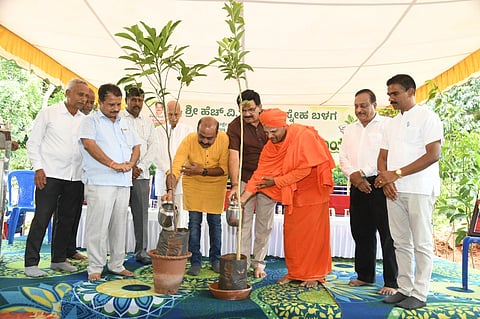 ‘ಹಸಿರು ಮೈಸೂರು-ಲಕ್ಷ ವೃಕ್ಷ ಅಭಿಯಾನ’ಕ್ಕೆ ಗುರುವಾರ ಗಣ್ಯರು ಚಾಲನೆ ನೀಡಿದರು. ಶ್ರೀ ಇಮ್ಮಡಿ ಮುರುಘರಾಜೇಂದ್ರ ಸ್ವಾಮೀಜಿ, ಪ್ರೊ.ಎಂ.ಕೃಷ್ಣೇಗೌಡ, ಅಜಿತ್ ಹನುಮಕ್ಕನವರ್, ಎಚ್.ವಿ.ರಾಜೀವ್ ಇತರರಿದ್ದರು.