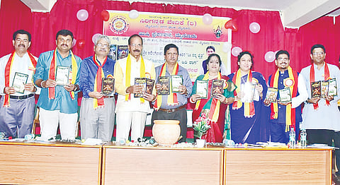 ವಿಜಯನಗರದ ಜಿಲ್ಲಾ ಕನ್ನಡ ಸಾಹಿತ್ಯ ಭವನದಲ್ಲಿ ಆಯೋಜಿಸಿದ್ದ ಕಾರ್ಯಕ್ರಮದಲ್ಲಿ ಆದಿಲ್ ಪಾಷ ಅವರ ಮೂರು ಕವನ ಸಂಕಲನಗಳನ್ನು ಮಡ್ಡೀಕೆರೆ ಗೋಪಾಲ್ ಬಿಡುಗಡೆ ಮಾಡಿದರು. ಟಿ. ಸತೀಶ್ ಜವರೇಗೌಡ, ಡಾ. ಯಲ್ಲಪ್ಪ ಕೆ.ಕೆ. ಪುರ, ಸೌಗಂಧಿಕಾ ಜೋಯಿಸ್, ಎಂ.ಬಿ. ಸಂತೋಷ್, ಆದಿಲ್ ಪಾಷ, ಅಲ್ ಹುಸ್ನ ಇದ್ದರು.