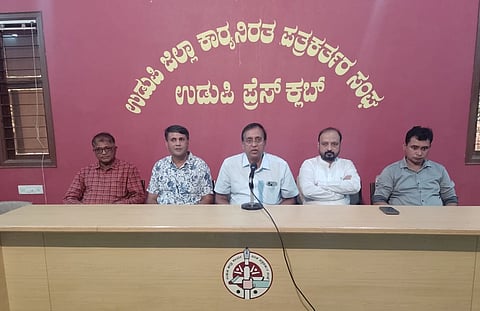 ಉಡುಪಿಯ ಜಿಲ್ಲಾ ಪತ್ರಿಕಾ ಭವನದಲ್ಲಿ ನಡೆದ ಸುದ್ದಿಗೋಷ್ಠಿಯಲ್ಲಿ ಅಮ್ಮುಂಜೆ ಪ್ರಭಾಕರ್​ ನಾಯಕ್​ ಮಾತನಾಡಿದರು. ಡಾ. ವಿಜಯೇಂದ್ರ ವಿ. ರಾವ್​, ಪಿ.ನಟರಾಜ್​ ಪ್ರಭು, ಅನೀಶ್​ ಪೈ, ಭಗವಾನ್​ ದಾಸ್​ ಇದ್ದರು.