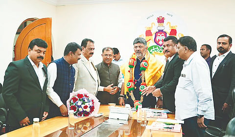 ಮೈಸೂರು ವಕೀಲರ ಸಂಘದ ಕಟ್ಟಡ ಮೇಲ್ದರ್ಜೆಗೇರಿಸಲು, ಗ್ರಂಥಾಲಯ ಆಧುನೀಕರಿಸಿ ಡಿಜಿಟಲ್ ಸೌಲಭ್ಯ ಒದಗಿಸಿ ಮೂಲ ಸೌಕರ್ಯಕ್ಕಾಗಿ ಹೆಚ್ಚುವರಿ 10 ಕೋಟಿ ರೂ.ಅನುದಾನ ನೀಡುವಂತೆ ಮೈಸೂರು ವಕೀಲರ ಸಂಘದಿಂದ ಮುಖ್ಯಮಂತ್ರಿ ಡಿ.ಕೆ.ಶಿವಕುಮಾರ್ ಅವರಿಗೆ ಮನವಿ ಸಲ್ಲಿಸಲಾಯಿತು. ಎಸ್.ಲೋಕೇಶ್, ಎ.ಜಿ.ಸುಧೀರ್, ಜಿ.ಎಸ್.ಶಿವಸ್ವಾಮಿ, ಎಚ್.ಅರವಿಂದ್, ಸುರೇಶ್ ಪಡುವಾರಹಳ್ಳಿ, ವೆಂಕಟೇಶ್ ದಾಸನಕೊಪ್ಪಲು ಇತರರು ಇದ್ದರು.