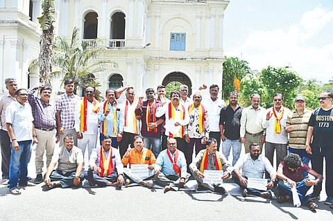  ದಸರಾದಲ್ಲಿ ಕಂಬಳ ಆಯೋಜನೆ ಕೈ ಬಿಡಬೇಕೆಂದು ಆಗ್ರಹಿಸಿ ಕರ್ನಾಟಕ ಸೇನಾ ಪಡೆಯಿಂದ ನಗರದಲ್ಲಿ ಪ್ರತಿಭಟನೆ ನಡೆಯಿತು.  ತೇಜೇಶ್ ಲೋಕೇಶ್‌ಗೌಡ, ಪ್ರಜೀಶ್, ಗೋಲ್ಡನ್ ಸುರೇಶ್, ಪ್ರಭುಶಂಕರ್, ಸಿಂಧುವಳ್ಳಿ ಶಿವಕುಮಾರ್ ಇನ್ನಿತರರಿದ್ದರು.