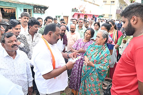 ಚಾಮರಾಜ ಕ್ಷೇತ್ರದ ಶಾಸಕ ಕೆ.ಹರೀಶ್‌ಗೌಡ ಅವರು ಬುಧವಾರ ಕೆ.ಜಿ.ಕೊಪ್ಪಲಿನಲ್ಲಿ ಮನೆ, ಮನೆಗೆ ಪಾದಯಾತ್ರೆ ನಡೆಸಿ ಸಾರ್ವಜನಿಕರ ಅಹವಾಲು ಸ್ವೀಕರಿಸಿದರು. ಭಾಸ್ಕರ್, ಹರೀಶ್, ಸತ್ಯಮೂರ್ತಿ ಇತರರು ಇದ್ದರು.