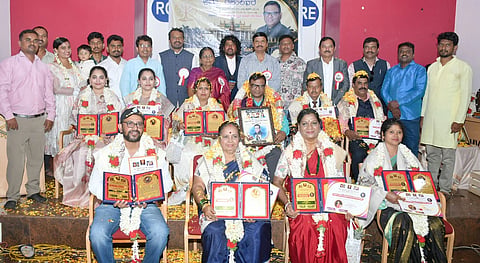 ಅಮ್ಮ ವಸುಂಧರೆ ಸಾಮಾಜಿಕ, ಸಾಂಸ್ಕೃತಿಕ ಮತ್ತು ಶೈಕ್ಷಣಿಕ ಟ್ರಸ್ಟ್‌ನಿಂದ ಪ್ರೊ.ನಂಜಯ್ಯ ಹೊಂಗನೂರು ಅವರಿಗೆ ಗುರುವಂದನೆ, ವಿವಿಧ ಕ್ಷೇತ್ರಗಳ ಸಾಧಕರಿಗೆ ಪ್ರಶಸ್ತಿ ಪ್ರದಾನ ಮಾಡಲಾಯಿತು. ಡಾ.ಸುರೇಶ್ ಗೌತಮ್, ಡಾ. ಅಮ್ಮ ರಾಮಚಂದ್ರ, ಅಂಶಿ ಪ್ರಸನ್ನಕುಮಾರ್ ಇತರರಿದ್ದರು.