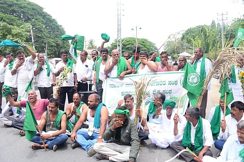 ವಿವಧ ಬೇಡಿಕೆ ಈಡೇರಿಕೆಗೆ ಆಗ್ರಹಿಸಿ ರಾಜ್ಯ ಕಬ್ಬು ಬೆಳೆಗಾರರ ಸಂಘದ ವತಿಯಿಂದ ಸೋಮವಾರ ಪ್ರತಿಭಟನೆ ನಡೆಯಿತು.