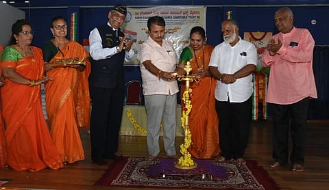 ಸಖಿ ಫೌಂಡೇಷನ್ ಹಾಗೂ ಸೂರ್ಯ ಚಾರಿಟಬಲ್ ಟ್ರಸ್ಟ್ ವತಿಯಿಂದ ಆಯೋಜಿಸಿದ್ದ ಜೈಹಿಂದ್ ಕಾರ್ಯಕ್ರಮವನ್ನು ಗಣ್ಯರು ಉದ್ಘಾಟಿಸಿದರು. ಎಚ್.ವಿ.ರಾಜೀವ್, ರವೀಂದ್ರ, ಡಾ.ಬಿ.ಆರ್.ನಟರಾಜ್ ಜೋಯಿಸ್, ಎಚ್.ಆರ್.ಸುಂದರೇಶನ್, ಗಾಯತ್ರಿ ಸುಂದರೇಶ್ ಇದ್ದರು.