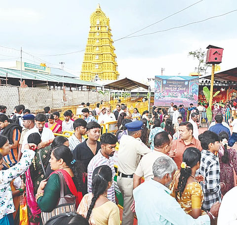ಚಾಮುಂಡಿಬೆಟ್ಟದಲ್ಲಿ ಆಷಾಢ ಶುಕ್ರವಾರ ಸೇರಿರುವ ಭಕ್ತರ ದಂಡು