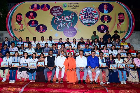  ನವಭಾರತ್ ನಿರ್ಮಾಣ್ ಸೇವಾ ಟ್ರಸ್ಟ್‌ನಿಂದ ವಿಜಯನಗರ ರೈಲ್ವೆ ಬಡಾವಣೆಯಲ್ಲಿ ಆಯೋಜಿಸಿದ್ದ ಕಾರ್ಯಕ್ರಮದಲ್ಲಿ ವಿದ್ಯಾರ್ಥಿಗಳನ್ನು ಸನ್ಮಾನಿಸಲಾಯಿತು. ಡಾ.ಸಿ.ಎನ್.ಅಶ್ವತ್ಥನಾರಾಯಣ, ಪ್ರೊ.ಎಂ.ಕೃಷ್ಣೇಗೌಡ, ಸ್ವಾಮಿ ಮುಕ್ತಿದಾನಂದ ಜೀ ಮಹಾರಾಜ್, ಡಿ.ಶ್ರೀಹರಿ, ಕೆ.ವಿ.ಶ್ರೀಧರ್ ಇತರರು ಇದ್ದರು.
