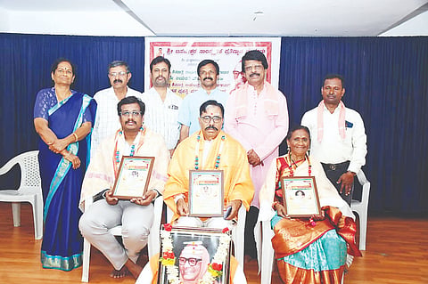 ಕೃಷ್ಣಮೂರ್ತಿಪುರಂನ ನಮನ ಕಲಾಮಂಟಪದಲ್ಲಿ ಆಯೋಜಿಸಿದ್ದ ಕಾರ್ಯಕ್ರಮದಲ್ಲಿ ವಿವಿಧ ಕ್ಷೇತ್ರದವರಿಗೆ ಶ್ರೀದೇಶಿಕೇಂದ್ರ ರಾಜೇಂದ್ರ ಸ್ವಾಮೀಜಿ ಹೆಸರಿನ ಸದ್ಭಾವನ ಪ್ರಶಸ್ತಿ ಪ್ರದಾನ ಮಾಡಲಾಯಿತು. ಜಯಪ್ಪ ಹೊನ್ನಾಳಿ, ಮಂಗಳಾ ಮುದ್ದುಮಾದಪ್ಪ, ಬಸವರಾಜೇಂದ್ರ ಸ್ವಾಮಿ ಇತರರಿದ್ದರು.