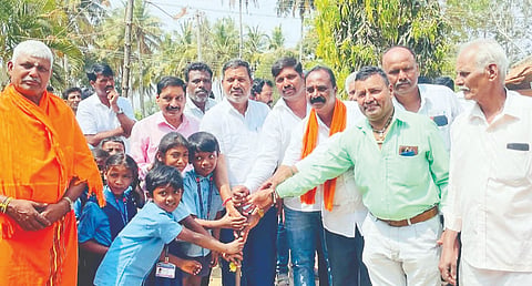 ಆಲೂರು ತಾಲೂಕಿನ ಪಾಳ್ಯ ಹೋಬಳಿ ನಿಲುವಾಗಿಲು ಗ್ರಾಮದಲ್ಲಿ ಸರ್ಕಾರಿ ಪ್ರಾಥಮಿಕ ಶಾಲೆ ಹೆಚ್ಚುವರಿ ಕೊಠಡಿ ನಿರ್ಮಾಣಕ್ಕೆ ಶಾಸಕ ಸಿಮೆಂಟ್ ಮಂಜು ಭೂಮಿಪೂಜೆ ನೆರವೇರಿಸಿದರು.ಶಾಲಾ ಎಸ್‌ಡಿಎಂಸಿ ಅಧ್ಯಕ್ಷೆ ರೋಸಾ, ಮುಖ್ಯಶಿಕ್ಷಕ ಮಹಮದ್ ಶಫಿ ಮತ್ತು ಬಿಜೆಪಿ ಮುಖಂಡರಾದ ಜಿ.ಕೆ.ವೆಂಕಟೇಶ್, ಹರೀಶ್ ಇತರರು ಇದ್ದರು. 