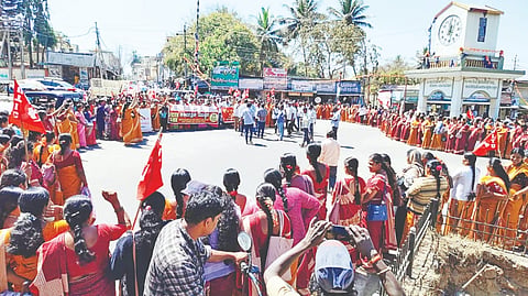 ಅರಕಲಗೂಡು ಅನಕೃ ವೃತ್ತದಲ್ಲಿ ಗುರುವಾರ ವಿವಿಧ ಸಂಘಟನೆಗಳ ಕಾರ್ಯಕರ್ತರು ಕೇಂದ್ರ ಸರ್ಕಾರದ ಕಾರ್ಮಿಕ ವಿರೋಧಿ ನೀತಿ ಖಂಡಿಸಿ ಮಾನವ ಸರಪಳಿ ನಿರ್ಮಿಸಿ ಪ್ರತಿಭಟನೆ ನಡೆಸಿದರು. ಲೀನಾ ಡಯಾಸ್, ಯಶೋದಾ, ಅಂಬಿಕಾ, ಲಿಂಗರಾಜು,  ಚಂದ್ರು ಇತರರು ಇದ್ದರು.