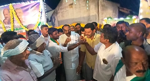 ಗಂಡಸಿ ಹೋಬಳಿಯ ಕೆಂಕೆರೆಯಲ್ಲಿ ಸಿದ್ದರಾಮಯ್ಯ ಅವರ ಅಭಿನಂದನಾ ಸಮಾರಂಭ ಆಯೋಜಿಸಲಾಗಿತ್ತು. ಶಾಸಕ ಕೆ.ಎಂ.ಶಿವಲಿಂಗೇಗೌಡ, ಮೆಟ್ರೋ ಬಾಬು, ಬಿಳಿ ಚೌಡಯ್ಯ ಮಂಜರಾಜ್, ಮಲ್ಲೇಶ್, ಈಶ್ವರಪ್ಪ, ರಾಮಚಂದ್ರು, ರೂಪೇಶ್ ಇತರರು ಇದ್ದರು.