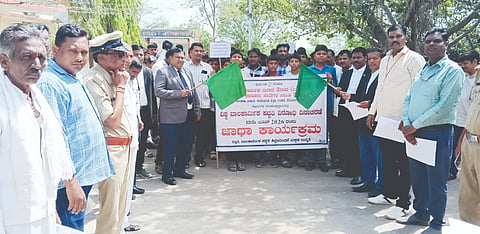 ವಿಶ್ವ ಬಾಲಕಾರ್ಮಿಕ ಪದ್ಧತಿ ವಿರೋಧಿ ದಿನ ನಿಮಿತ್ತ ಔರಾದ್​ನಲ್ಲಿ ಶುಕ್ರವಾರ ಆಯೋಜಿಸಿದ್ದ ಜಾಗೃತಿ ಜಾಥಾಕ್ಕೆ ಹಿರಿಯ ಸಿವಿಲ್​ನ್ಯಾಯಾಧೀಶ ಹಾಜಿ ಹುಸೇನ್​ ಸಾಬ್​ ಯಾದವಾಡ ಚಾಲನೆ ನೀಡಿದರು. ಕಾರ್ಮಿಕ ನಿರೀ ರಾಹುಲ , ತಹಸೀಲ್ದಾರ್​ ಮಹೇಶ ಪಾಟೀಲ, ಸಹಾಯಕ ಸರಕಾರಿ ಅಭಿಯೋಜಕ ಶಿವರಾಜ ಶೆಟಕಾರ , ಬಾಲಾಜಿ ಕಂಬಾರ, ರವಿಕಾಂತ ನೌಬಾದೆ, ಬಾಲಾಜಿ ಉಪಾಸೆ, ರುನಾಥ, ಸುನೀಲ ವಾಮಾರೆ ಇತರರಿದ್ದರು. 