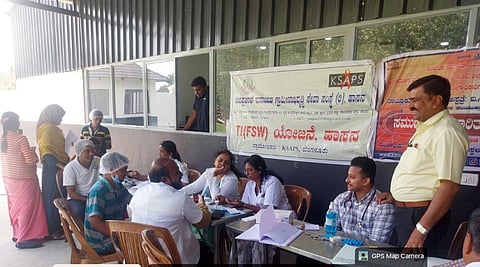 ಅರಕಲಗೂಡು ತಾಲೂಕಿನ ದೊಡ್ಡಮಗ್ಗೆ ಗ್ರಾಮದ ಮಗ್ಗೆ ತೋಟದಲ್ಲಿ ವಲಸೆ ಕಾರ್ಮಿಕರ ಆರೋಗ್ಯ ತಪಾಸಣೆ ಮಾಡಲಾಯಿತು. ಪರಶುರಾಮ ಶಿರೂರ, ಗೌರಮ್ಮ,ಡಾ. ಪ್ರೀತಮ್ ಇತರರಿದ್ದರು. 