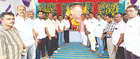 ಅರಸೀಕೆರೆ ನಗರದ ಬಸವೇಶ್ವರ ವೃತ್ತದಲ್ಲಿ ಡಾ. ಬಾಲಗಂಗಾಧರನಾಥ ಶ್ರೀಗಳ ಪುಣ್ಯಸ್ಮರಣೆ ಕಾರ್ಯಕ್ರಮ ಆಯೋಜಿಸಲಾಗಿತ್ತು. ಆರ್.ಅನಂತಕುಮಾರ್, ಕೃಷ್ಣಮೂರ್ತಿ, ಕಿರಣ್ ಕುಮಾರ್, ಸಂತೋಷ್, ರಘು, ಲೋಕೇಶ್ ಇತರರಿದ್ದರು.